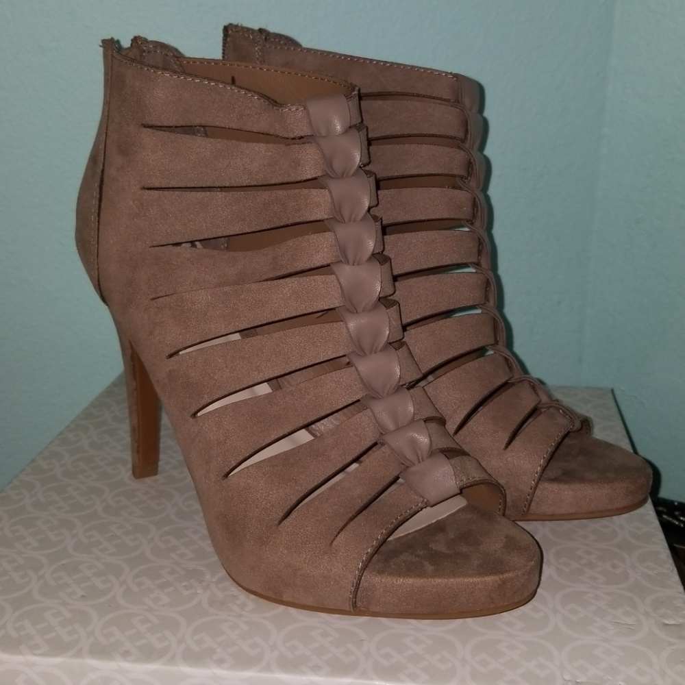 Tope colored boot sandals